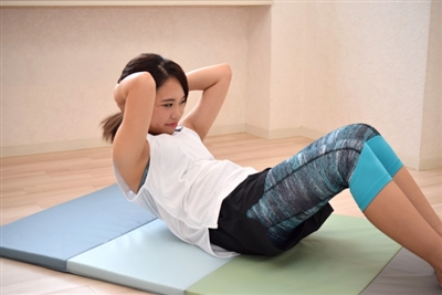 筋トレする女性